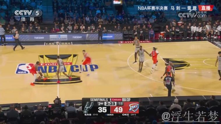 福克斯强突中路迎三人防守高难度上篮得手 福克斯强突中路迎三人防守高难度上篮得手